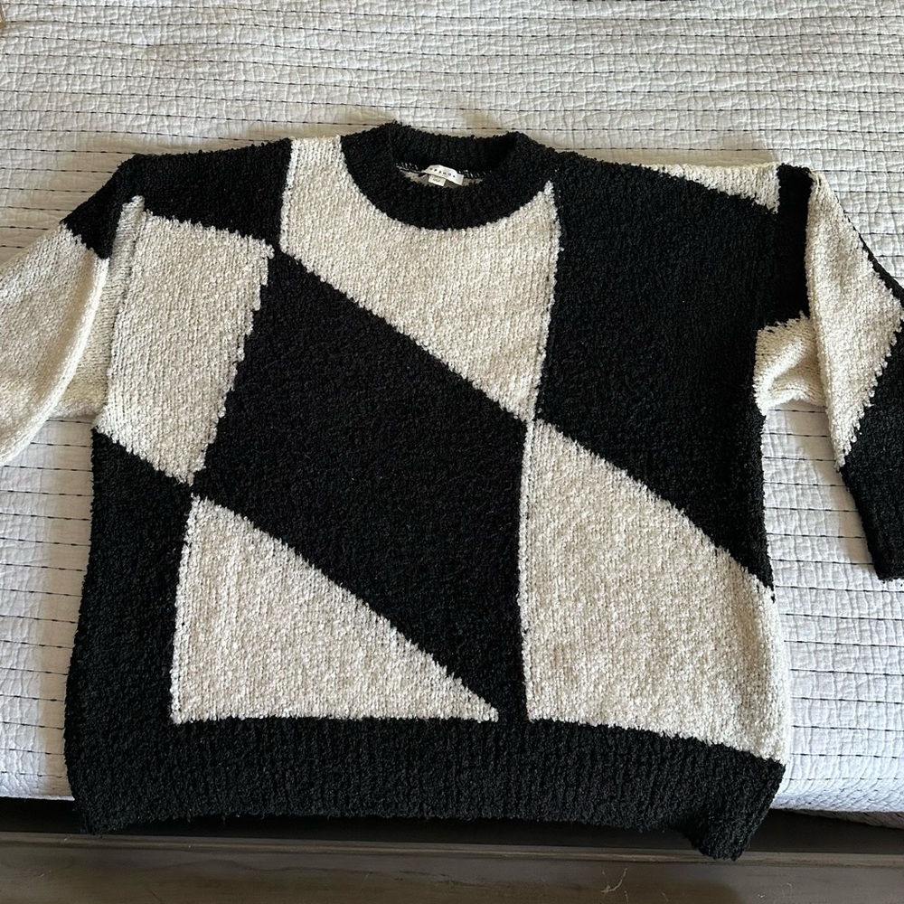Topshop Sweater
Black and white 3/4 sleeves - Picture 6 of 7